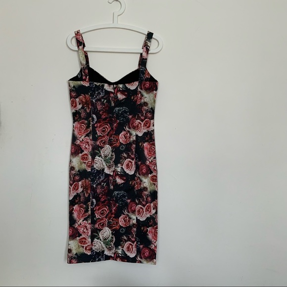 Red roses  sleeveless dress. - Picture 2 of 3